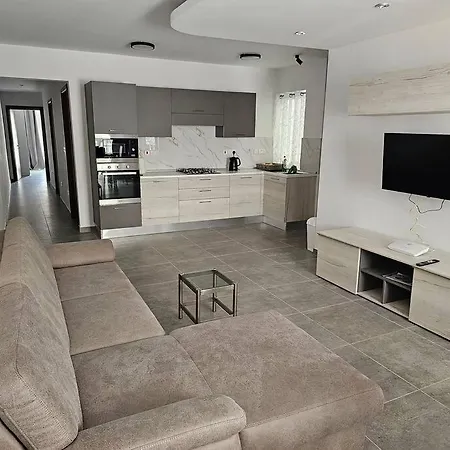 Appartement New 3 Bedrooms Flat At *